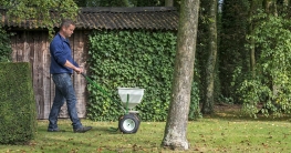 Gerade zum Herbst braucht der Rasen nochmals einige Pflegeeinheiten, um gut durch die kalte Jahreszeit zu kommen. Foto: djd/DCM - Deutsche CUXIN Marketing GmbH